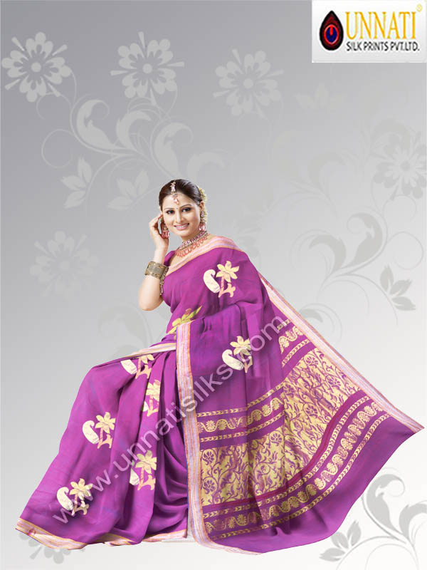 Pretty wedding purple handloom uppada sico saree with matching blouse. This sari has got all over floral zari booti along with ethnic weaving zari border on either side. And it has floral zari weaving designer pallu. It is apt for wedding and party wear.